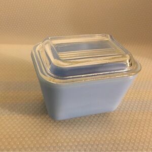 Small Pyrex refrigerator dish with lid cornflower blue made in Canada